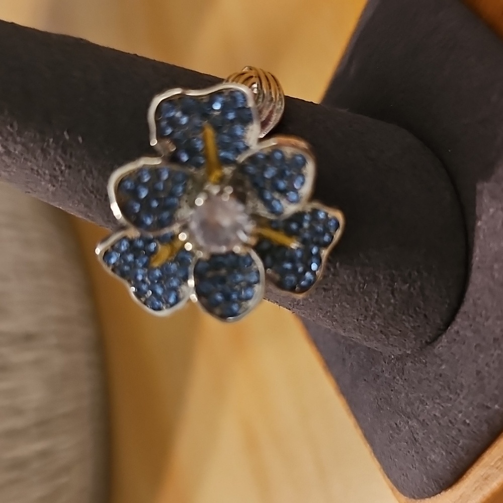 Nwot EYE CANDY Blue ZiRCONIA STUDDED and Silver Floral Ring - Picture 5 of 5